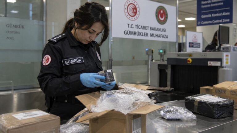 Recibir un paquete de España en Turquía: agente de aduanas inspecciona un envío internacional