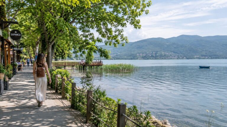 Sapanca desde Estambul en un día, viajera caminando por el paseo arbolado junto al lago