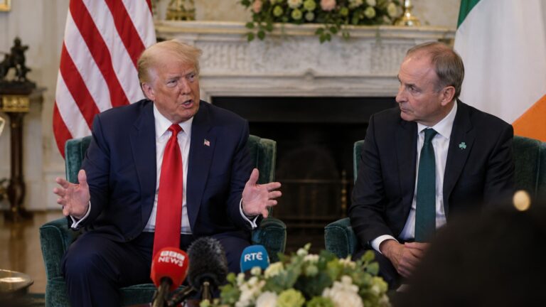 Trump Kuzey İrlanda açıklaması sırasında Dublin’de Micheál Martin ile görüşürken