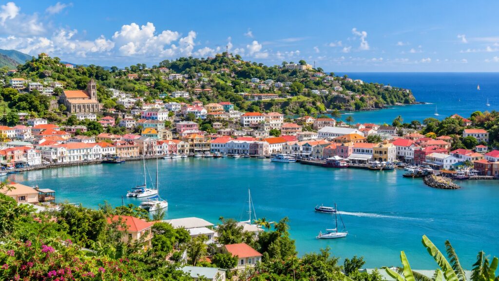 Grenada yatırım yoluyla vatandaşlık rehberi için Saint George limanı ve renkli Karayip binalarının temsili görünümü
