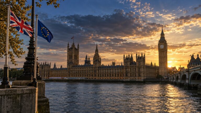 İngiltere AB üyeliği tartışmasını temsil eden Londra Parlamento binası ve İngiltere ile AB bayrakları