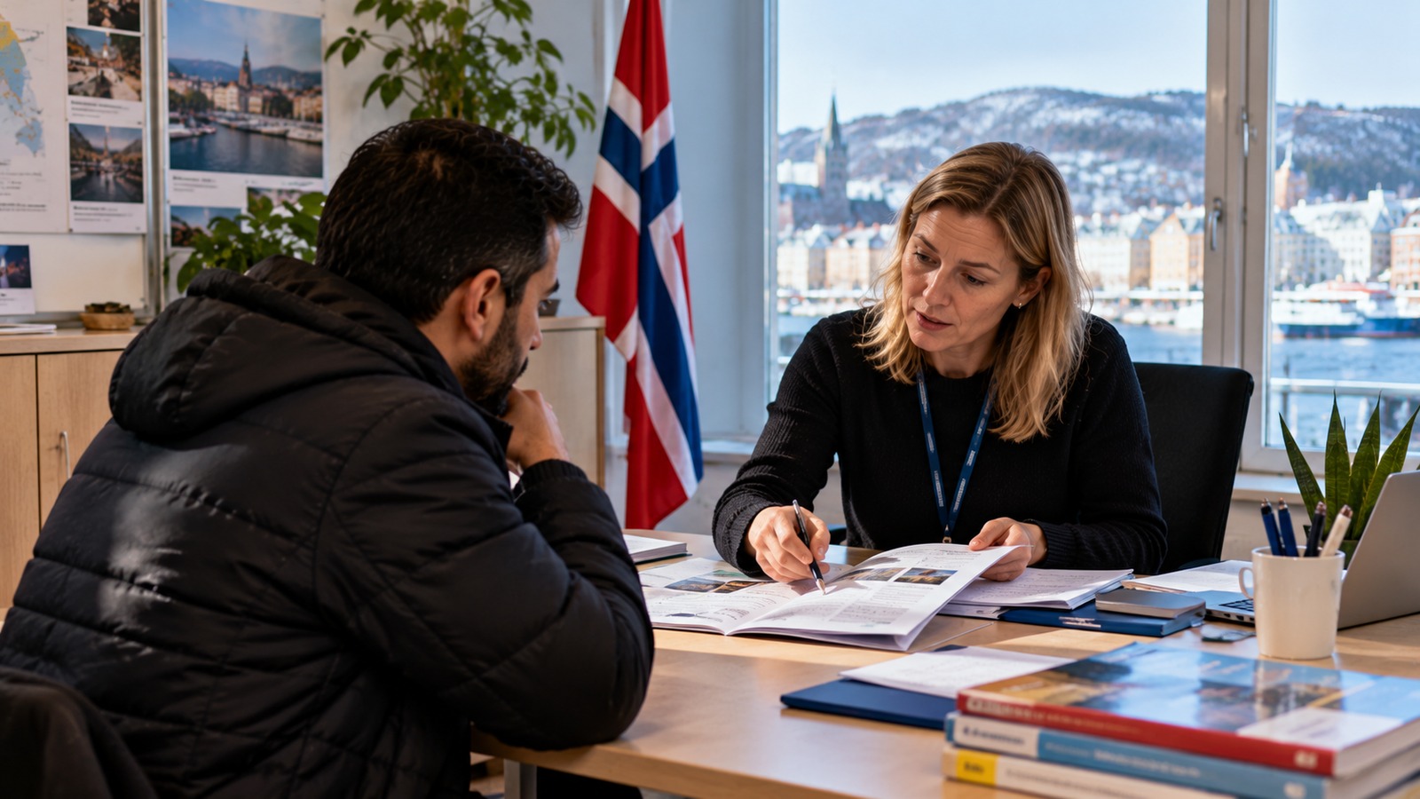 Norveç’te yeni gelen mülteciler 1 Ocak’tan itibaren entegrasyon beyannamesi imzalayacak 1 Norveç entegrasyon beyannamesi için belediye görevlisiyle belge inceleyen yeni gelen kişi