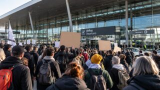 Almanya’da yedi kentte sınır dışı protestosu: Türk havayolu Freebird hedefte 5 Almanya’da sınır dışı protestoları ve Freebird Airlines tartışmasını anlatan havalimanı eylemi